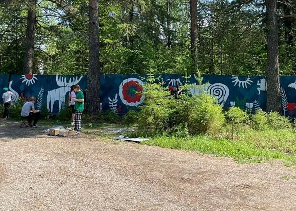 Юные серовские художники преобразили забор вокруг водокачки