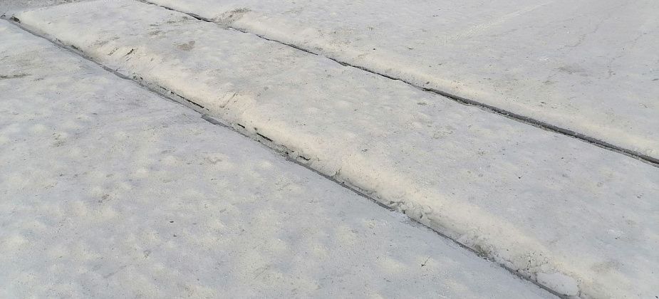 В селе Филькино после вмешательства транспортной прокуратуры убрали снег с железнодорожного переезда
