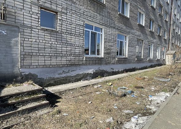 Под окнами “общаги” на Февральской Революции убрали мусор, на который жаловались горожане