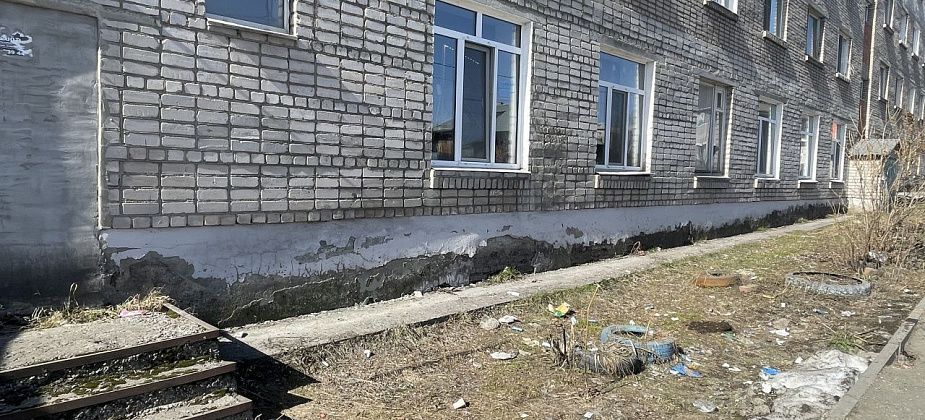 Под окнами “общаги” на Февральской Революции убрали мусор, на который жаловались горожане