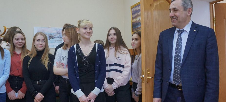"Строить и улучшать вам"... Власти Серова устроили экскурсию для школьников