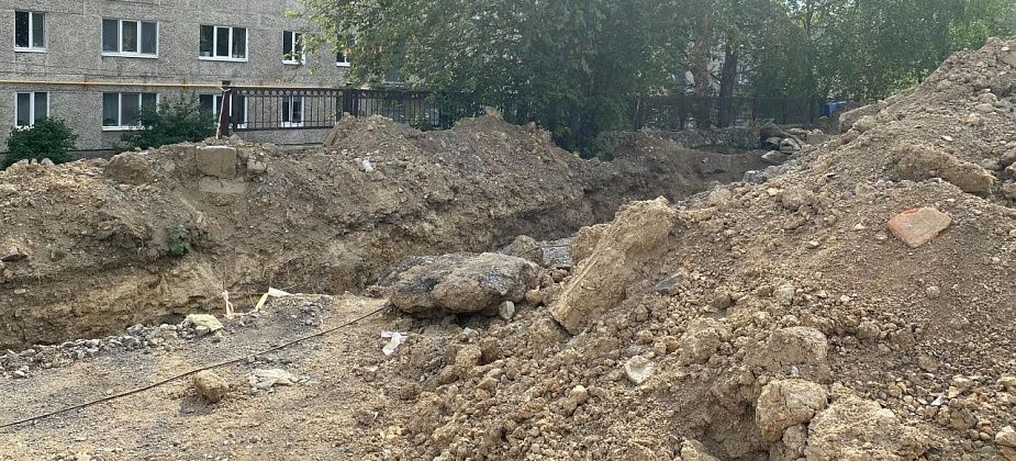 Во дворе многоэтажного дома в Серове пенсионерка упала в траншею