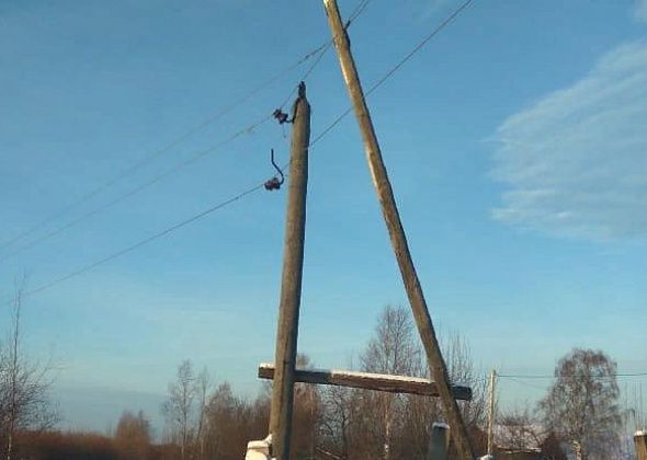 Жители серовского поселка Урай переживают из-за состояния опор линий электропередач. Столбы могут рухнуть