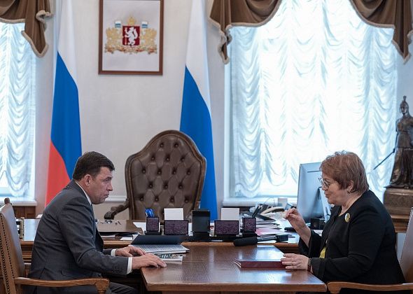 Татьяна Мерзлякова представила Евгению Куйвашеву доклад уполномоченного с итогами работы в 2022 году
