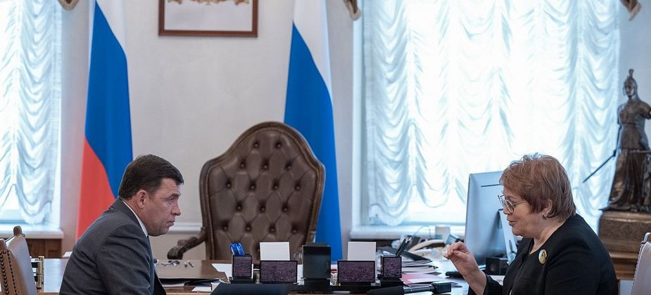 Татьяна Мерзлякова представила Евгению Куйвашеву доклад уполномоченного с итогами работы в 2022 году
