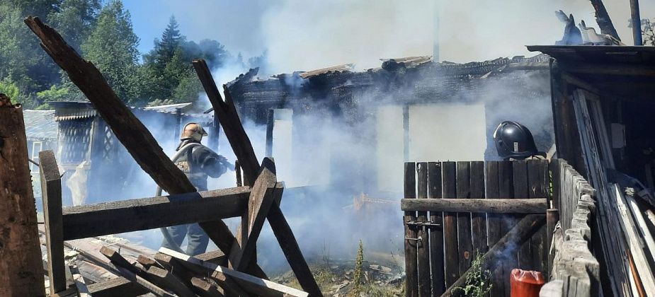 В выходные в Серове сгорел садовый домик