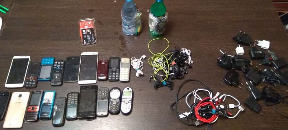 В Гаринскую колонию пытались доставить 19 мобильников и литр спирта