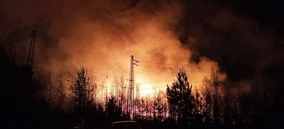 Площадь пожара в поселке Энергетиков составила 800 "квадратов". Огонь уничтожил 2 неэксплуатируемых здания