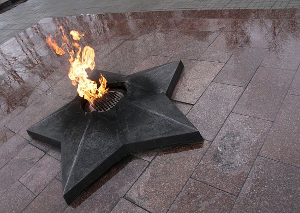 В Серове ищут женщину, которая венком затушила “Вечный огонь”