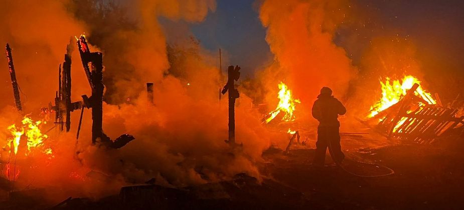 В Новой Коле горело нежилое строение на площади 150 квадратных метров