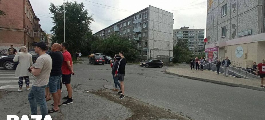В Екатеринбурге мужчина открыл стрельбу по прохожим. Есть раненые