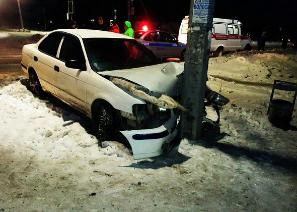 В Серове водитель "Ниссан Сани" врезался в столб на улице Фуфачева