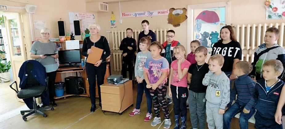 В библиотеке поселка Энергетиков состоялась историческая минутка «Мне всего милей, флаг Родины моей» 