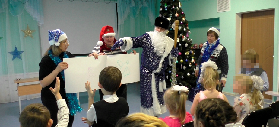 В серовский Центр социальной помощи семье и детям пришли полицейский Дед Мороз и гномы