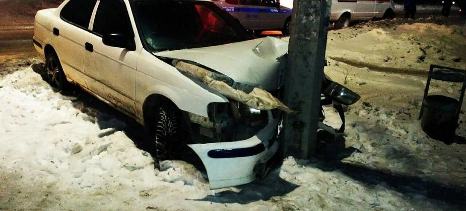 В Серове водитель "Ниссан Сани" врезался в столб на улице Фуфачева