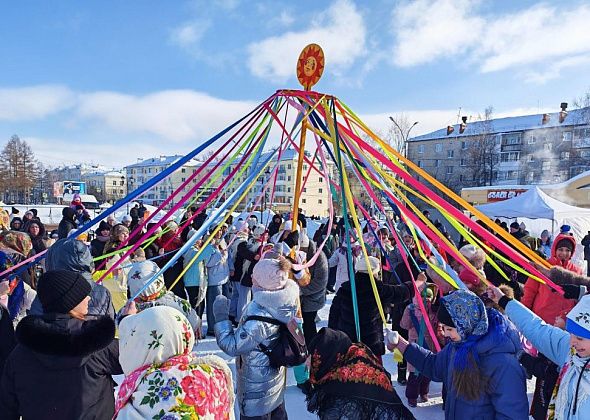 Жгли чучело, пилили бревна, пекли блины. Фотоотчет с проводов зимы в Серове