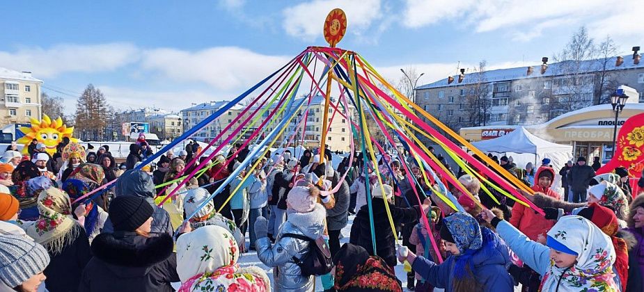 Жгли чучело, пилили бревна, пекли блины. Фотоотчет с проводов зимы в Серове