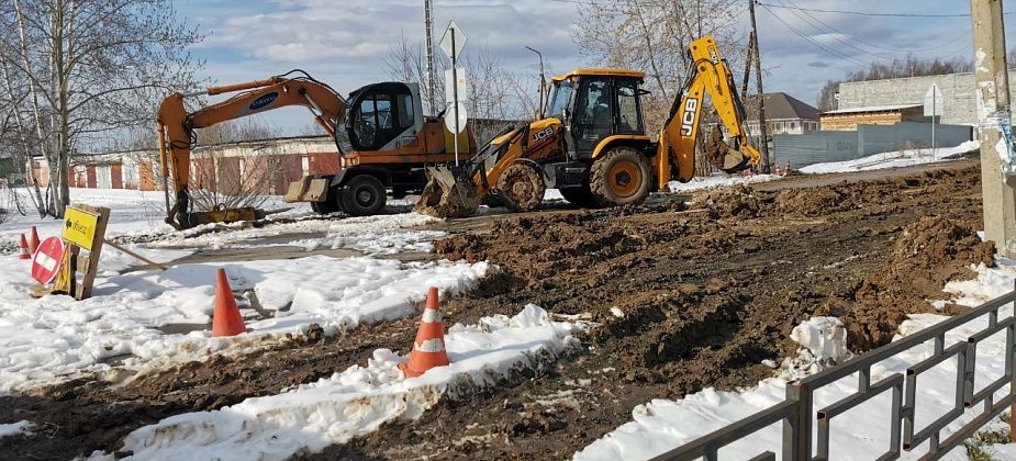 На улице Каляева ведутся аварийные работы. Дорога перекрыта