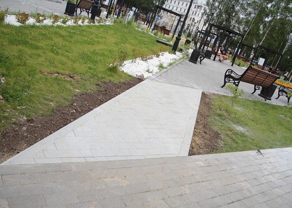 На месте протоптанной серовчанами тропинки в Театральном сквере сделали дорожку из брусчатки