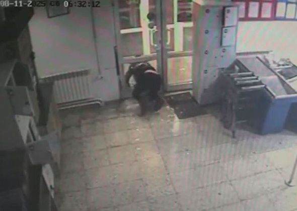 Серовчанин по ночам приходил в магазин, разбивал табуретом окна и крал алкоголь