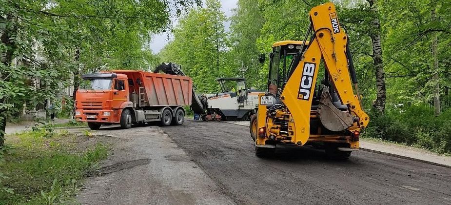 В Серове продолжается ремонт дороги на улице Февральской Революции