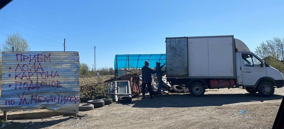 В Серове на контейнерной площадке по улице Набережная пруда разрастается свалка