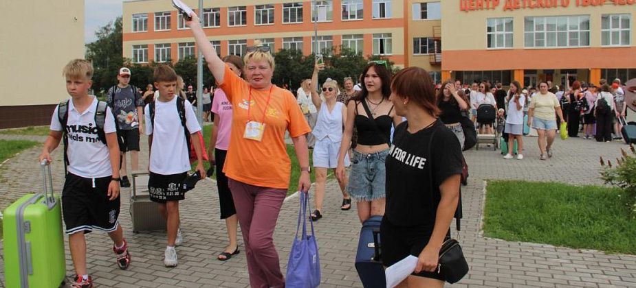 Юные серовчане уехали отдыхать на спортивную смену в “Веселый бор”