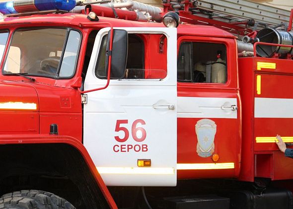В Серове горели садовый домик и дверь сарая