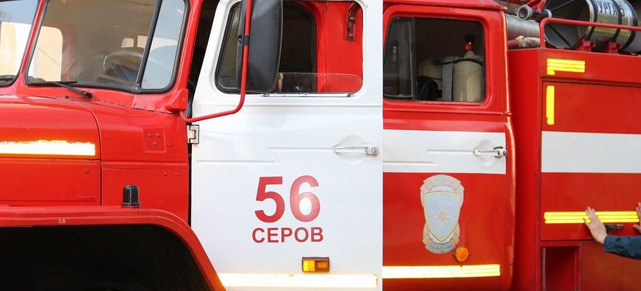 В Серове горели садовый домик и дверь сарая