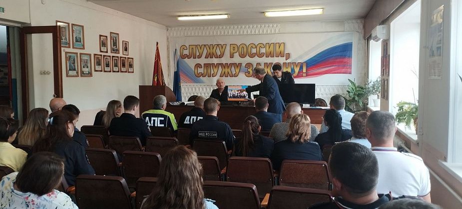 В полиции Серова презентовали второй том книги к 80-летию Победы в ВОВ
