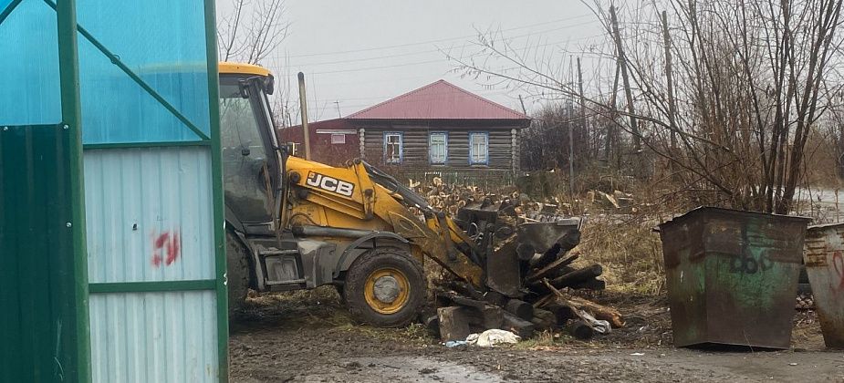 "Серовавтодор" вывез мусор с площадки по Набережной Пруда