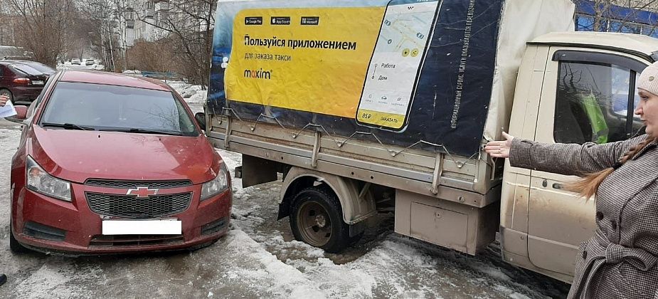 Автомобиль серовчанки застрял в снежной "каше" во дворе и попал в ДТП