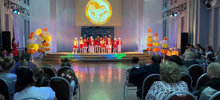 Во Дворце культуры металлургов Серова отпраздновали день рождения благотворительного фонда "Сотвори Милость" 