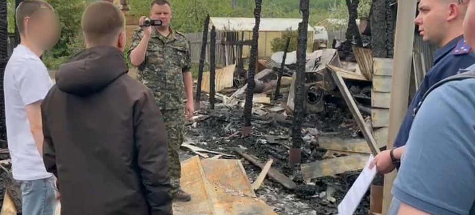 18-летнего свердловчанина обвиняют в поджоге дома из мести. В результате пожара погибли четыре человека