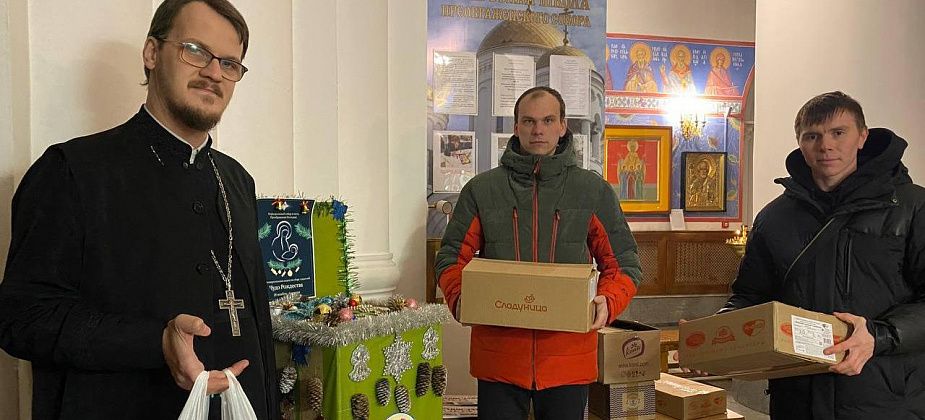 Организаторы автогонок пожертвовали 8 коробок сладостей для акции "Чудо Рождества Христова"