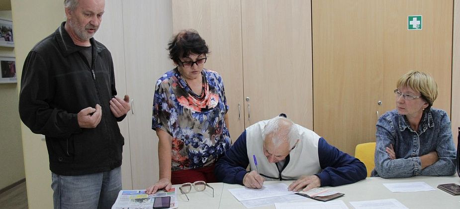 Подписываться за возврат прямых выборов мэров серовчане приходят группами