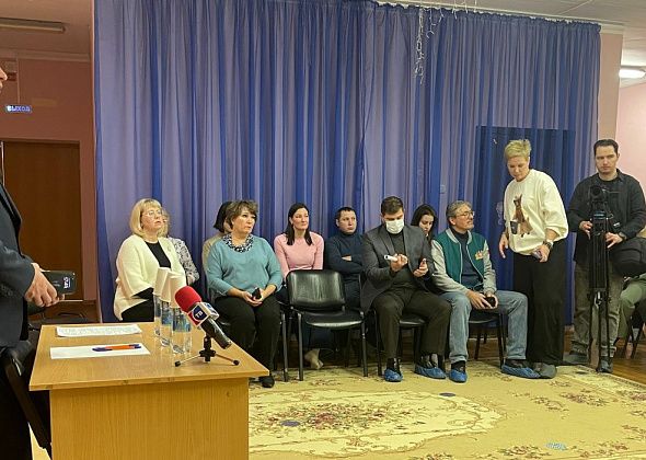 Глава Серова встретился с родителями детей из детсада “Умка”, в который хотят переселить школьников