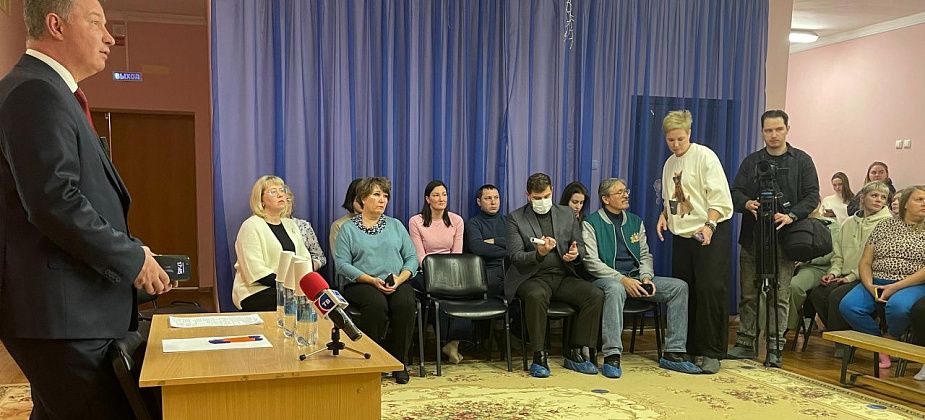 Глава Серова встретился с родителями детей из детсада “Умка”, в который хотят переселить школьников