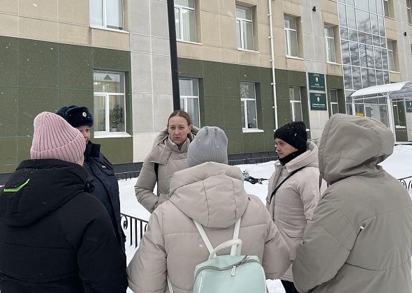 "Наш поселок и так лишили всего". Чтобы отстоять автобус до 2-й Молочной, серовчане пошли в мэрию