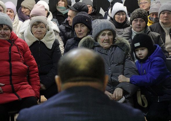 "Дистанционные технологии есть". Главврач Серовской горбольницы встретился с жителями деревни, где уволилась фельдшер