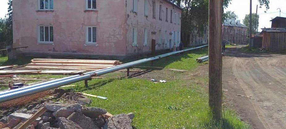 В Восточном теплотрассу проложили перед подъездами