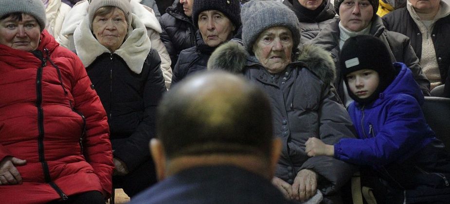 "Дистанционные технологии есть". Главврач Серовской горбольницы встретился с жителями деревни, где уволилась фельдшер