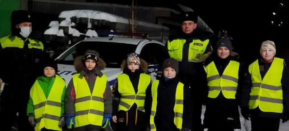 Юные инспекторы движения вручили письма водителям в Серове