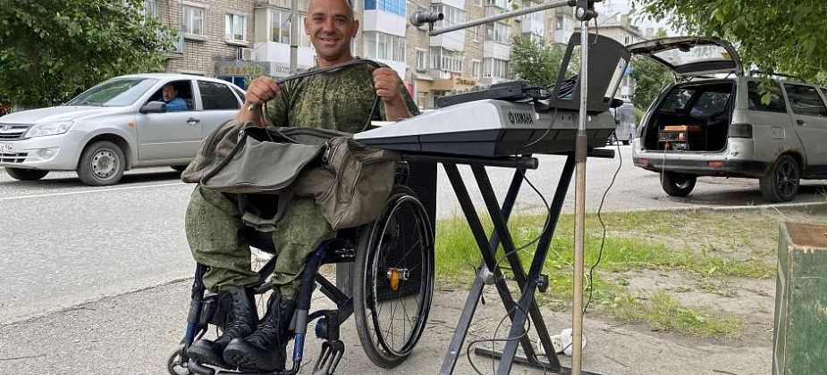 "Начал петь, чтоб немного заработать". На улицах Серова поет ветеран чеченской кампании