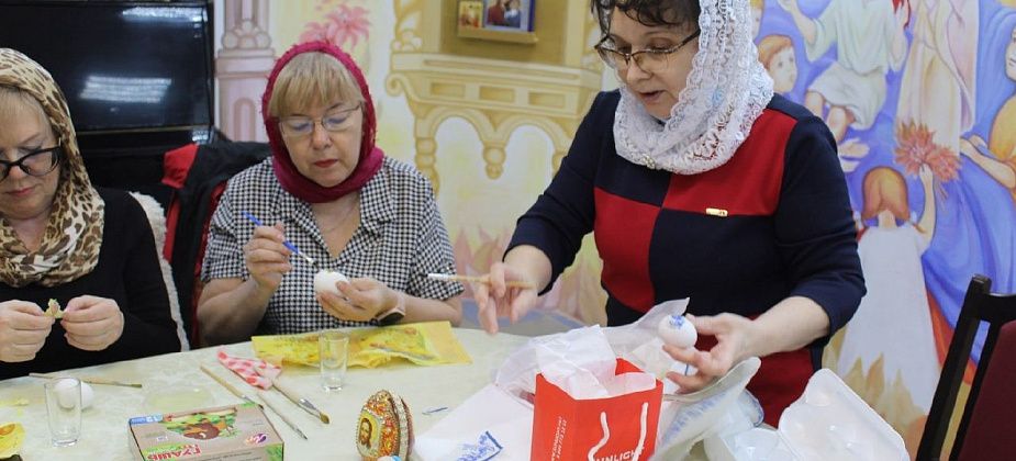 Серовчане создали десятки пасхальных подарков. Их отправят пациентам больницы и одиноким людям