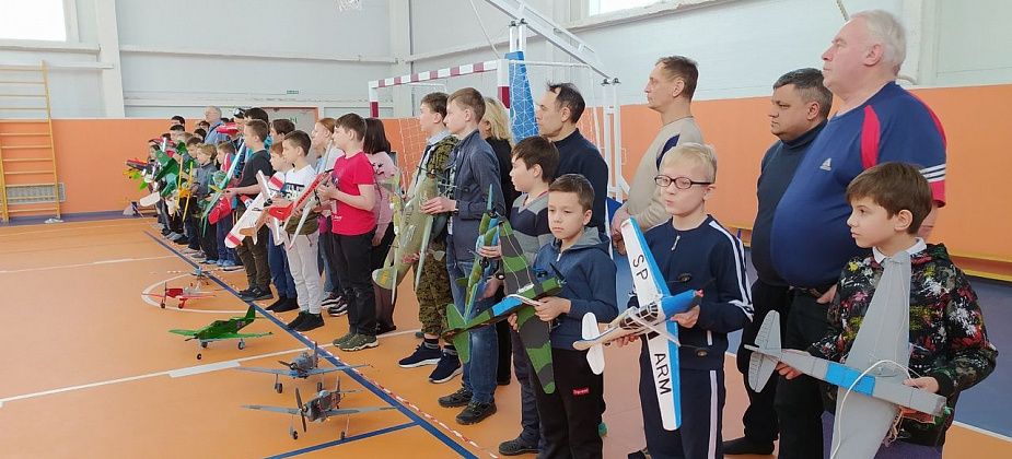 В серовской школе соревновались авиамоделисты