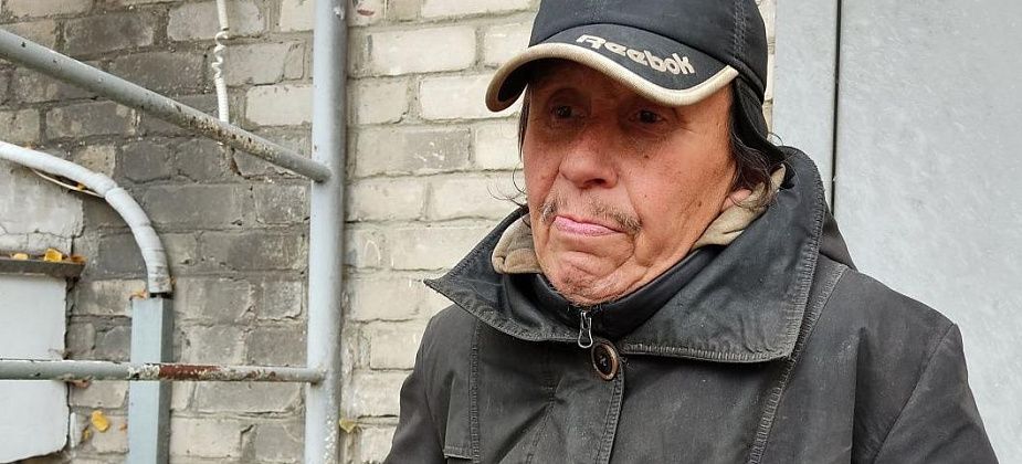 Серовчанина, живущего на бетонном крыльце, попробуют вернуть домой с помощью родителей