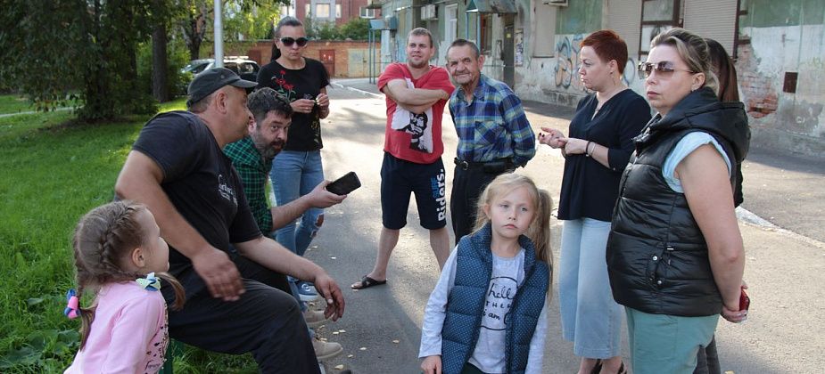 Жители дома в центре Серова не могут понять, аварийный их дом или нет?