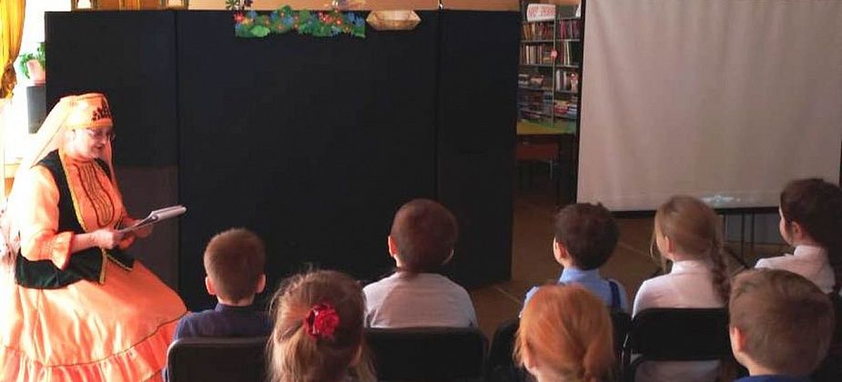 В библиотеке поселка Энергетиков детям показали башкирскую сказку «Ястреб и петух» 