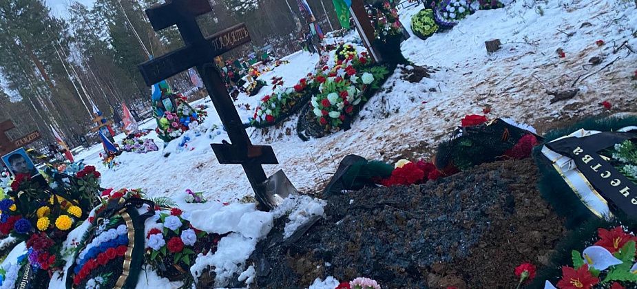 После похорон погибшего в ходе СВО серовчанина, загорелась его могила